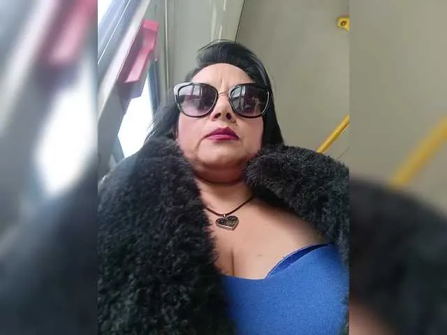 AlexaBrown12 — Las vibraciones del juguete en mi cltoris
