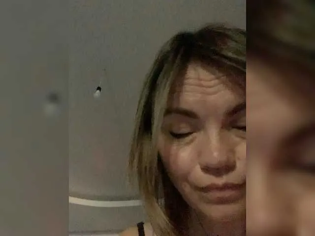 Ella-Pearlie on BongaCams 