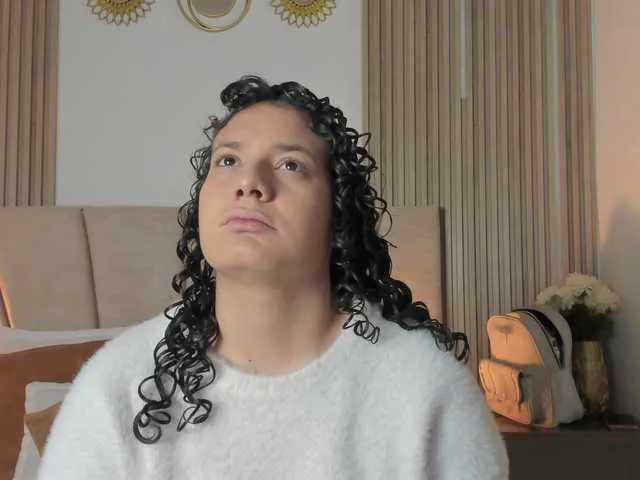 RachellJamess — Me excita el susurro al oido, las manos fuertes en mi cintura, las palaras firmes de un hombre elegante.