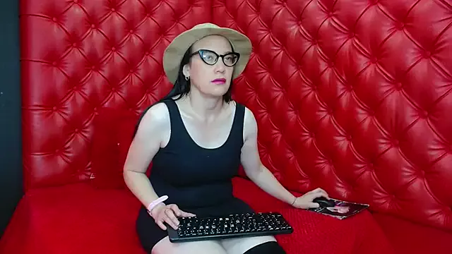AvaNahomix on StripChat 
