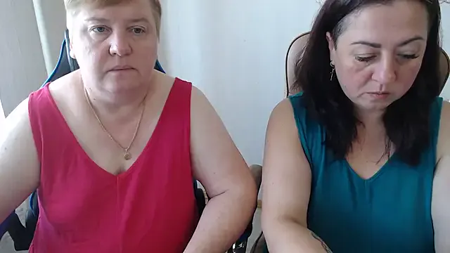 Bertie_Adeline — hot kiss and boobs