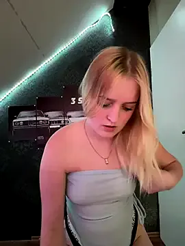 DieBlondeHannah — Slow Nipple Massage 