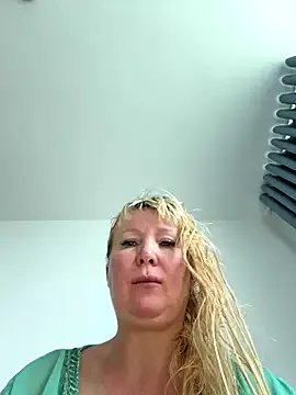 EmmaInLove23 on StripChat 