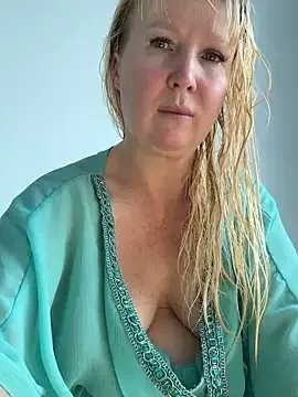 EmmaInLove23 on StripChat 