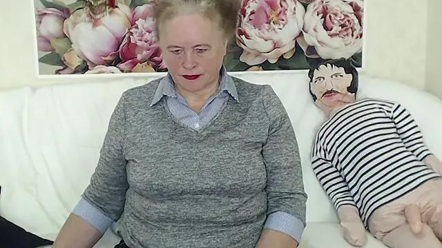 StripChat FlaviaSquirts is Group FlaviaSquirts — you want to fuck mommy. isn't it?