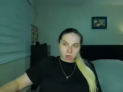 HappyIva on StripChat 