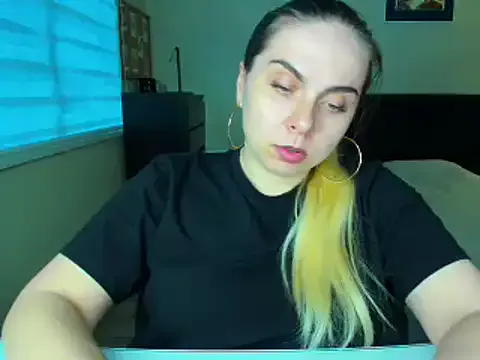 HappyIva on StripChat 