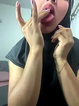 jade_nassar — ice in my pussy