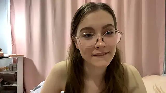 Kira_Sanders — Play my sweety lips close cam