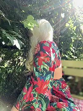 Freechat LaraHollywood on StripChat