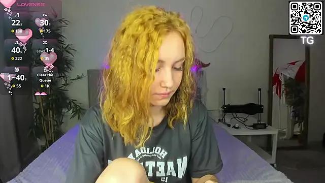 Luna_G0ld — suck fingers close to cam