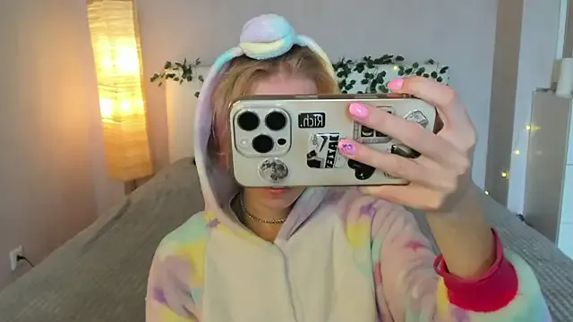 Pink_Lila18 — go to the camera and smile