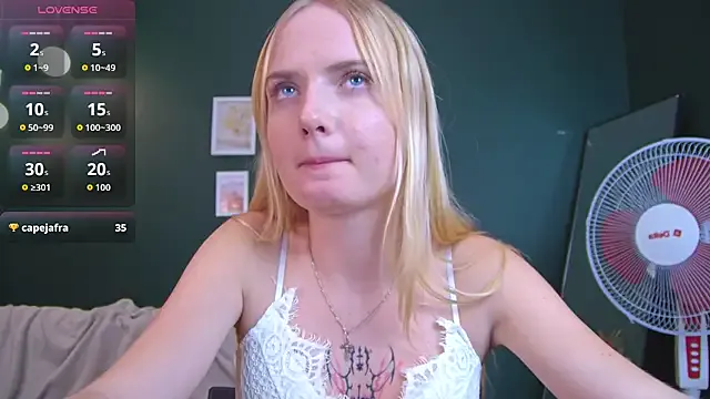 PixieNeed on StripChat 