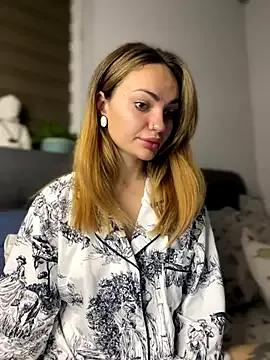 SaraLow on StripChat 