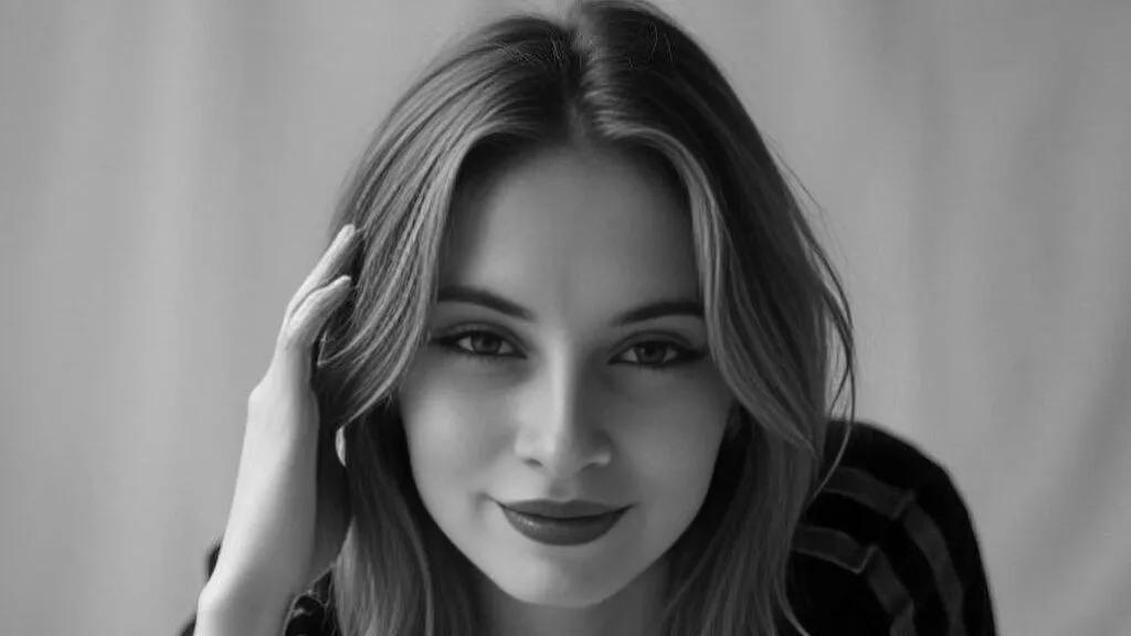 Girls: Stay up-to-date with the latest immersive cam streams gallery and try the most sensual entertainers flaunt their aroused bushes and steaming hot physiques as they lay bare and cum.