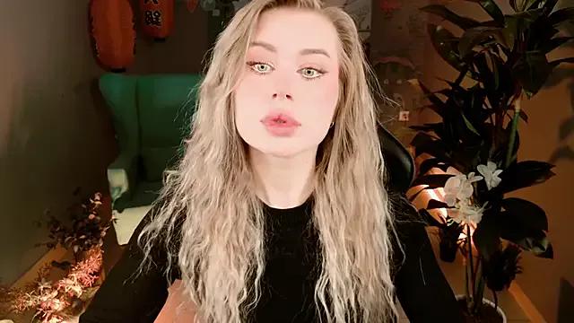 AdelLoys from StripChat is Freechat