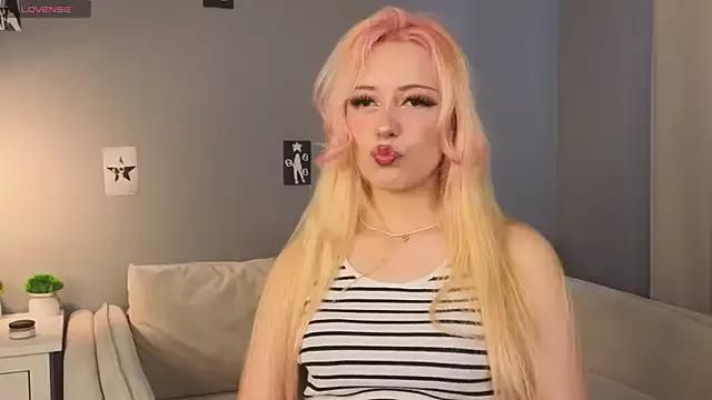 AmityHedge from StripChat is Freechat