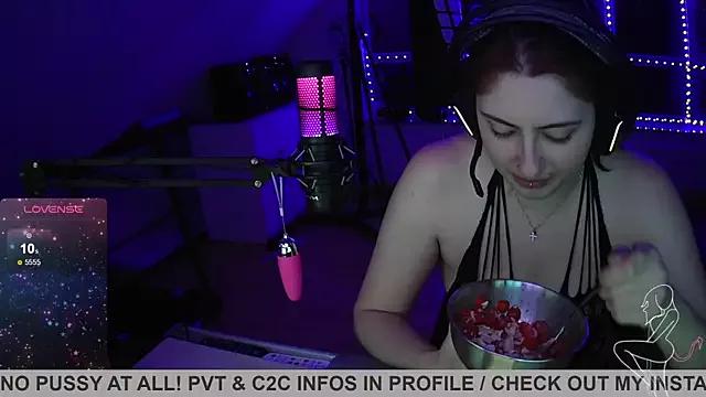 Gamergirl-Linela from StripChat is Freechat