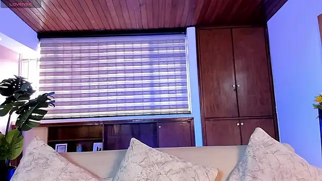 Hannaa_Evanss from StripChat is Freechat