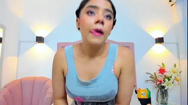JulieeHabubu from StripChat is Freechat