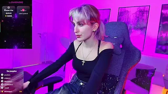 LuxRayi from StripChat is Freechat