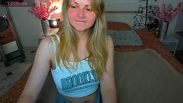 SmilingEmily_ from StripChat is Freechat