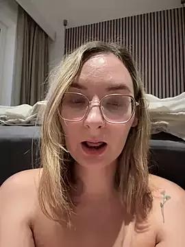 The_Snowwhitee model from StripChat